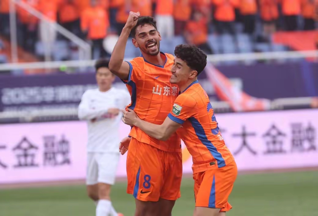 包含山东泰山集结日刷新队史纪录，志在英超名次提升，目标明确，阵容厚度经受考验的词条